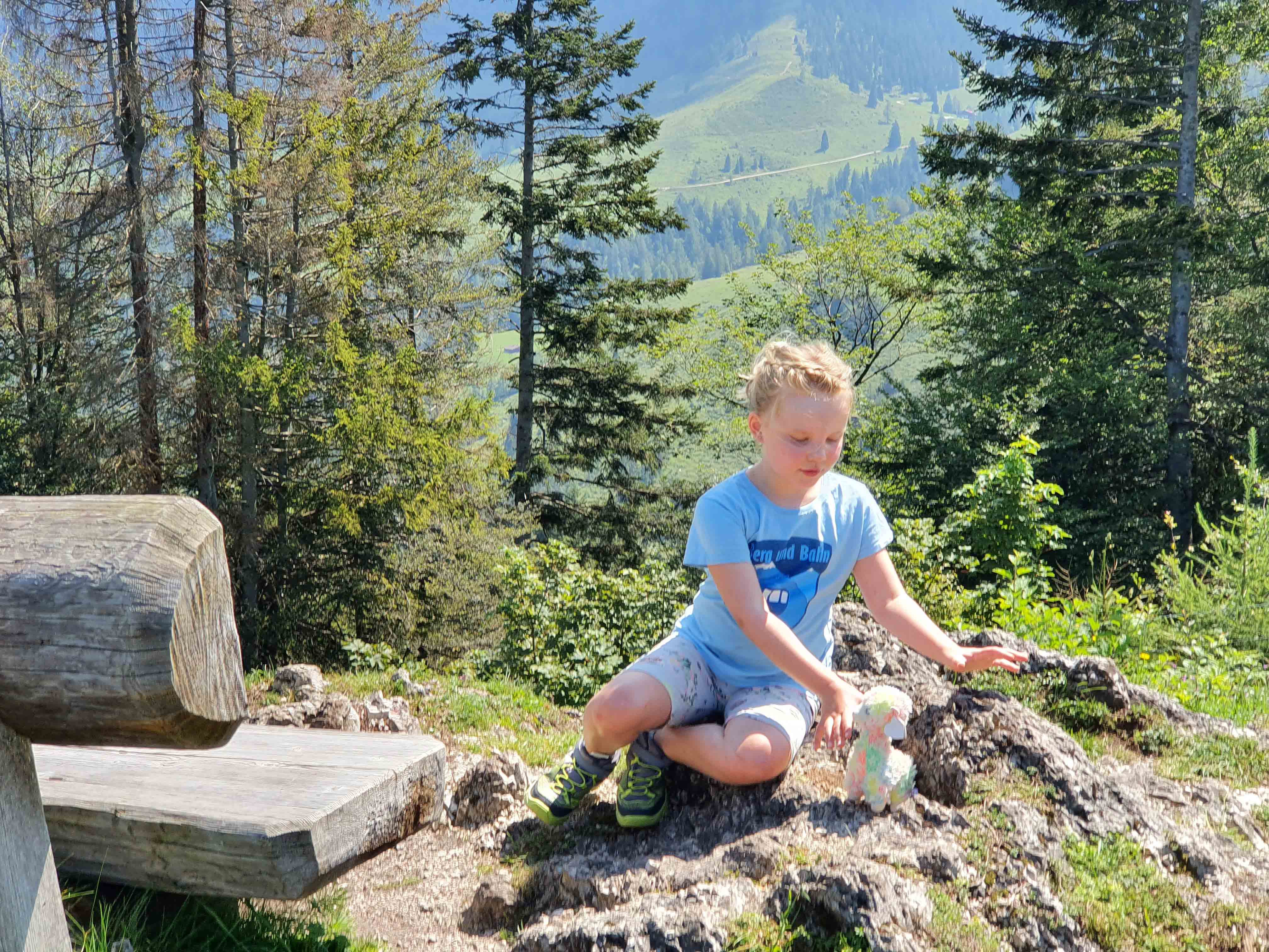 Hiking in the mountains with children â€“ Bergundbahn.com